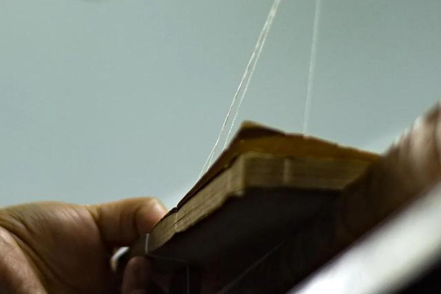 施文嵐對(duì)修復(fù)后的古籍進(jìn)行裝幀恢復(fù) 施文嵐對(duì)修復(fù)后的古籍進(jìn)行裝幀恢復(fù)