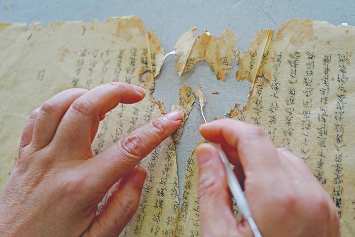 用鉤子將待修復(fù)檔案的折疊部分展開(kāi) 用鉤子將待修復(fù)檔案的折疊部分展開(kāi)