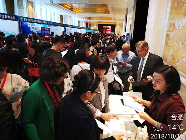 與檔案工作者進行技術(shù)交流 與檔案工作者進行技術(shù)交流