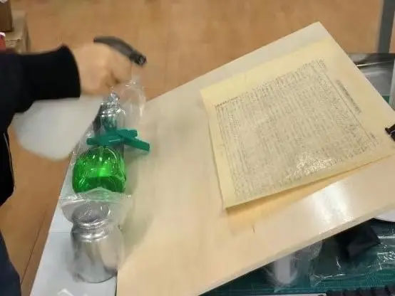 復(fù)旦大學(xué)實(shí)驗(yàn)團(tuán)隊(duì)對(duì)文獻(xiàn)紙張噴涂無(wú)水脫酸液 復(fù)旦大學(xué)實(shí)驗(yàn)團(tuán)隊(duì)對(duì)文獻(xiàn)紙張噴涂無(wú)水脫酸液