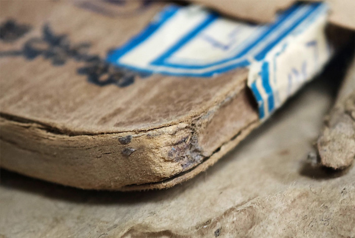 嚴(yán)重酸化損毀的紙質(zhì)文獻(xiàn) 嚴(yán)重酸化損毀的紙質(zhì)文獻(xiàn)